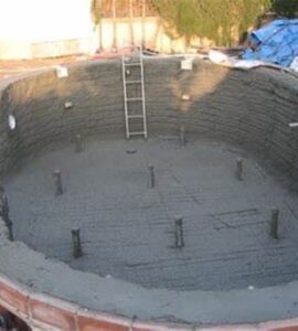 Trabajador de la construcción de piscinas