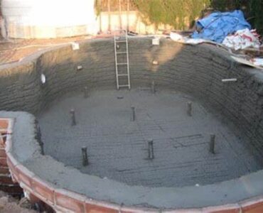 Trabajador de la construcción de piscinas