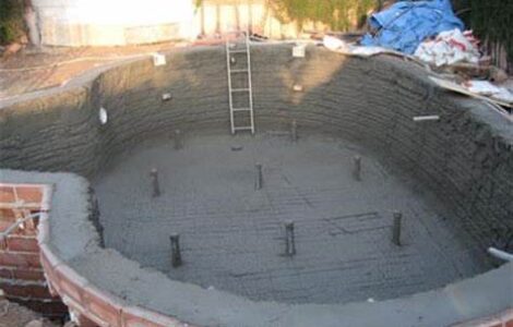 Trabajador de la construcción de piscinas